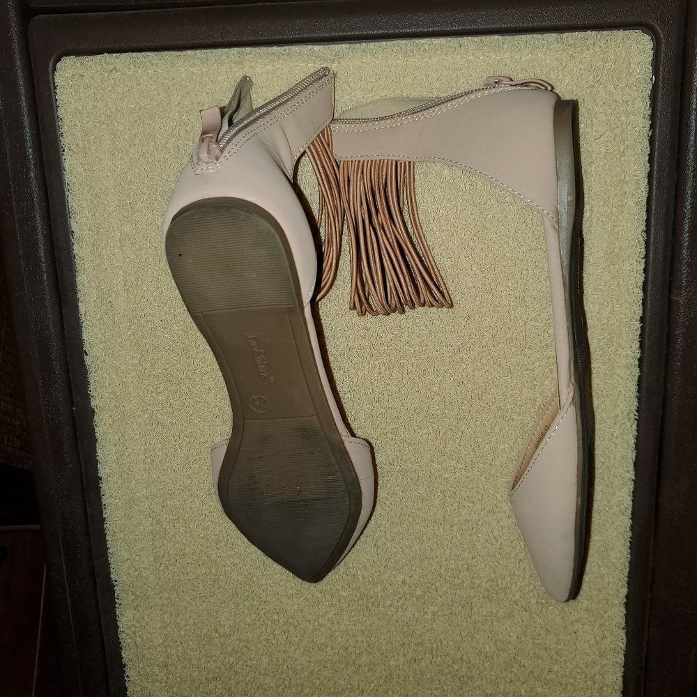 Flat dress shoes